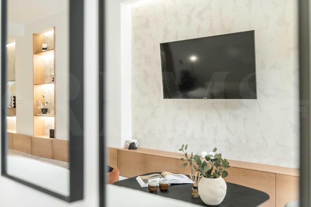 Sophisticated & Private Terrace - Center By Rems Apartment *